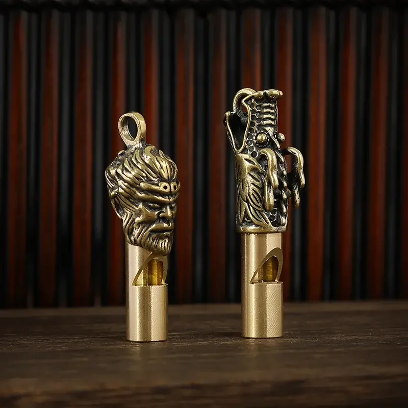 金属真鍮彫刻中国の動物ホイッスルペンダントネックレス、アウトドアスポーツsosホイッスル、サバイバルハイキングキーホルダー