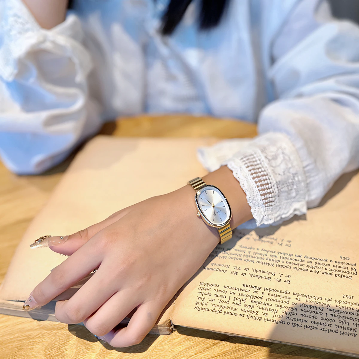 1pc 新しいファッショナブルなレディース腕時計、ゴールドブレスレット、ヴィンテージ & 高級 Ins スタイル、エレガント & 多用途クォーツ時計レディース腕時計