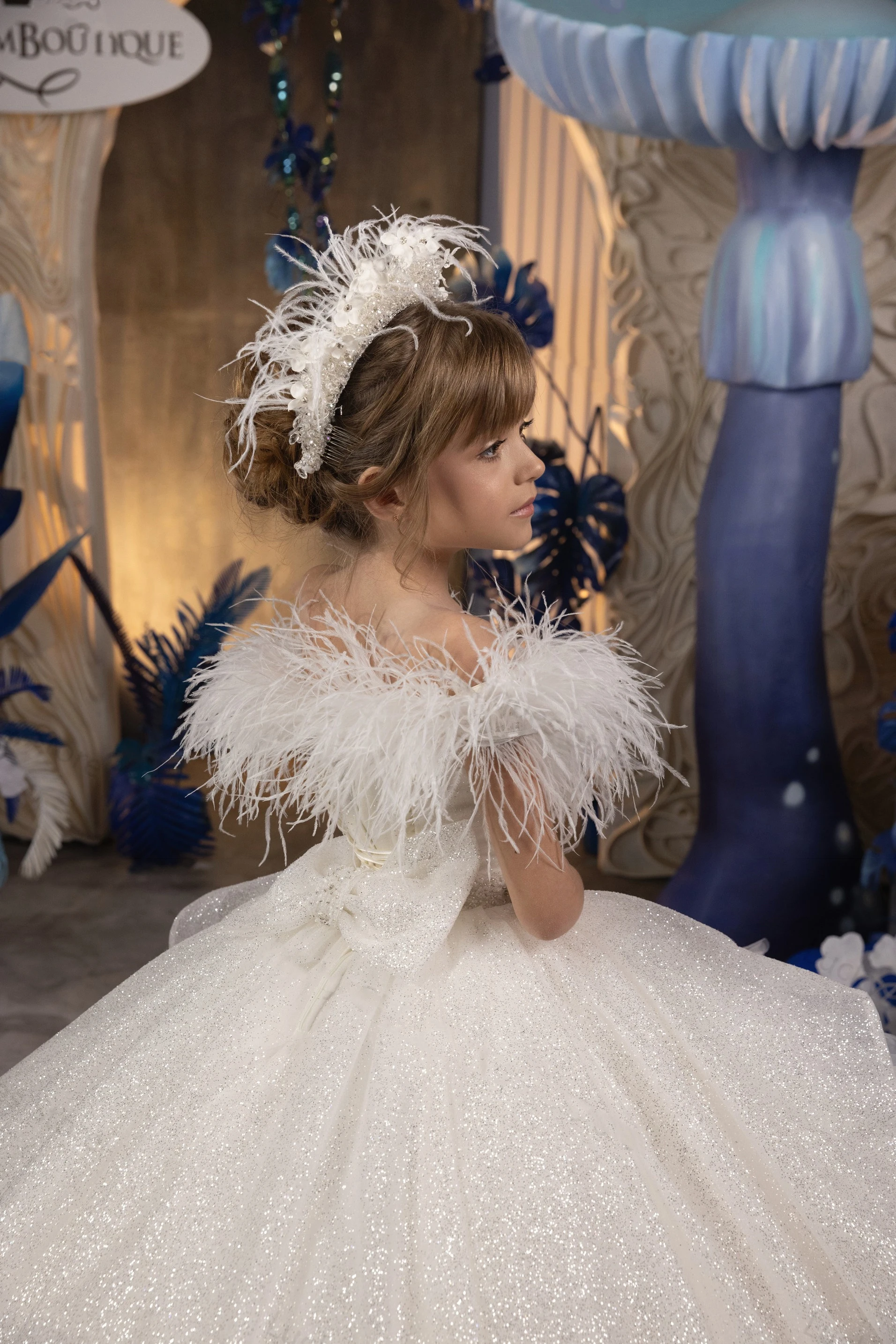 หรูหราชุดสาวดอกไม้สีขาวสําหรับงานแต่งงาน Feather Sequins ฉัตร Layered Puffy วันเกิดเด็ก First Communion Ball Gowns