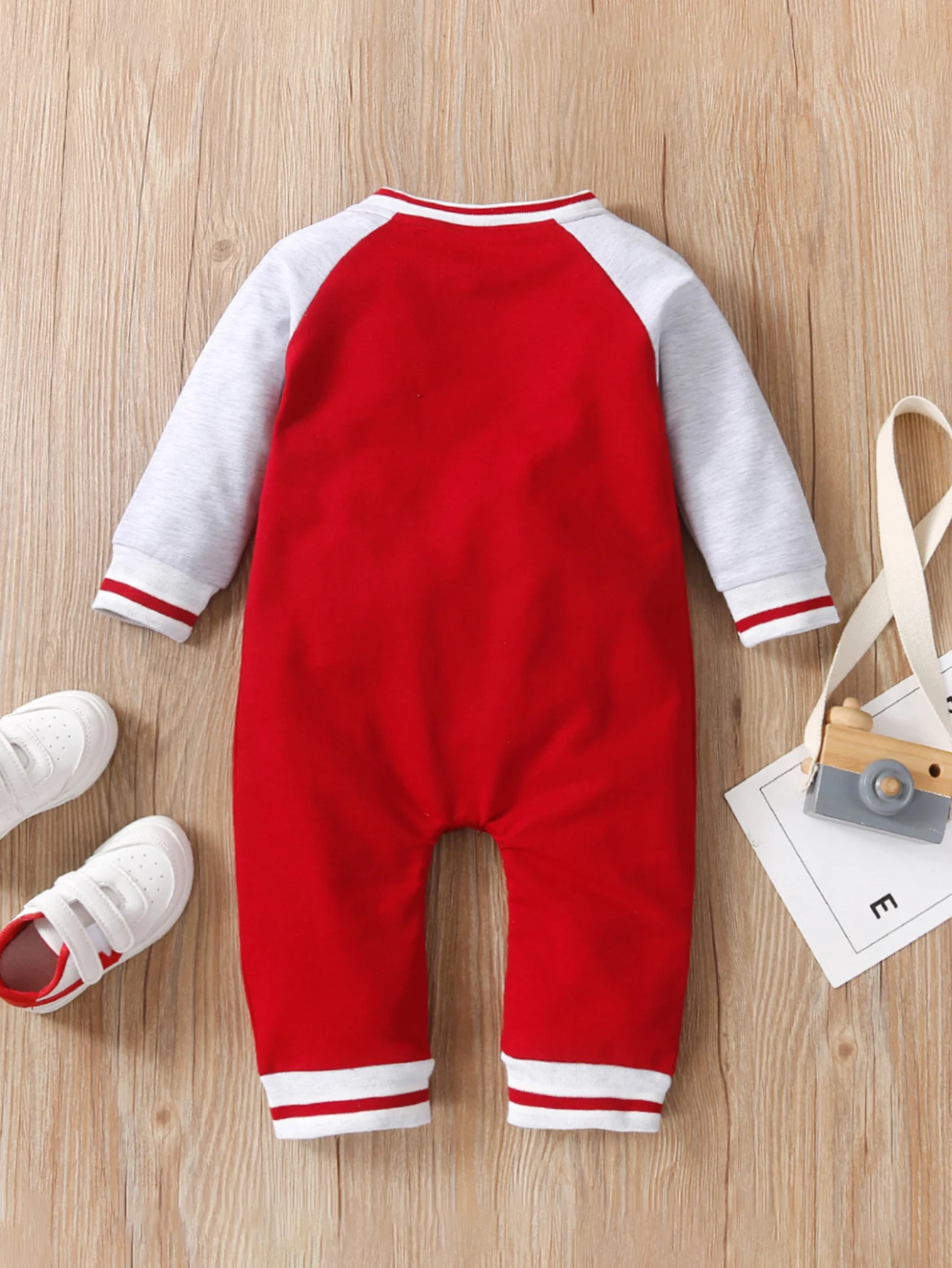 Tuta da neonato carina e personalizzata con collo rotondo a maniche lunghe stampata con lettere alla moda