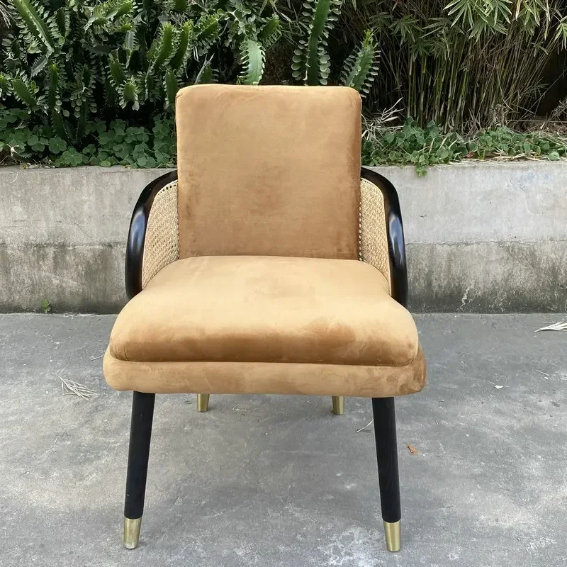 Nordischer Massivholz-Sessel mit Rattan-Akzent, Wohnzimmermöbel für Hotel, Esszimmer, Modellzimmer, Räume, raffiniert