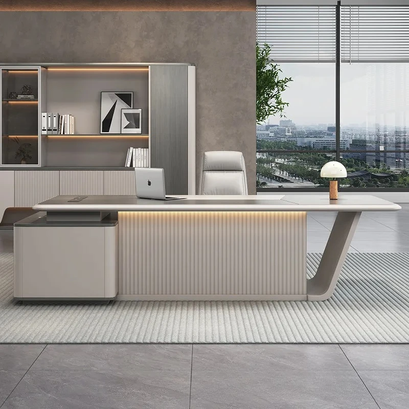 A mesa do chefe é uma combinação simples e moderna de mesa e cadeira, sentido avançado, mesa de grande classe, presidente único