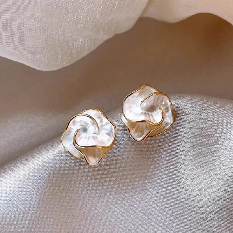 Zarte Kamelie Ohrstecker für Frauen, einzigartiges Blumen-Design, Ohrstecker, Temperament, weiße Ohrringe, täglicher Schmuck, Mädchen-Geschenk