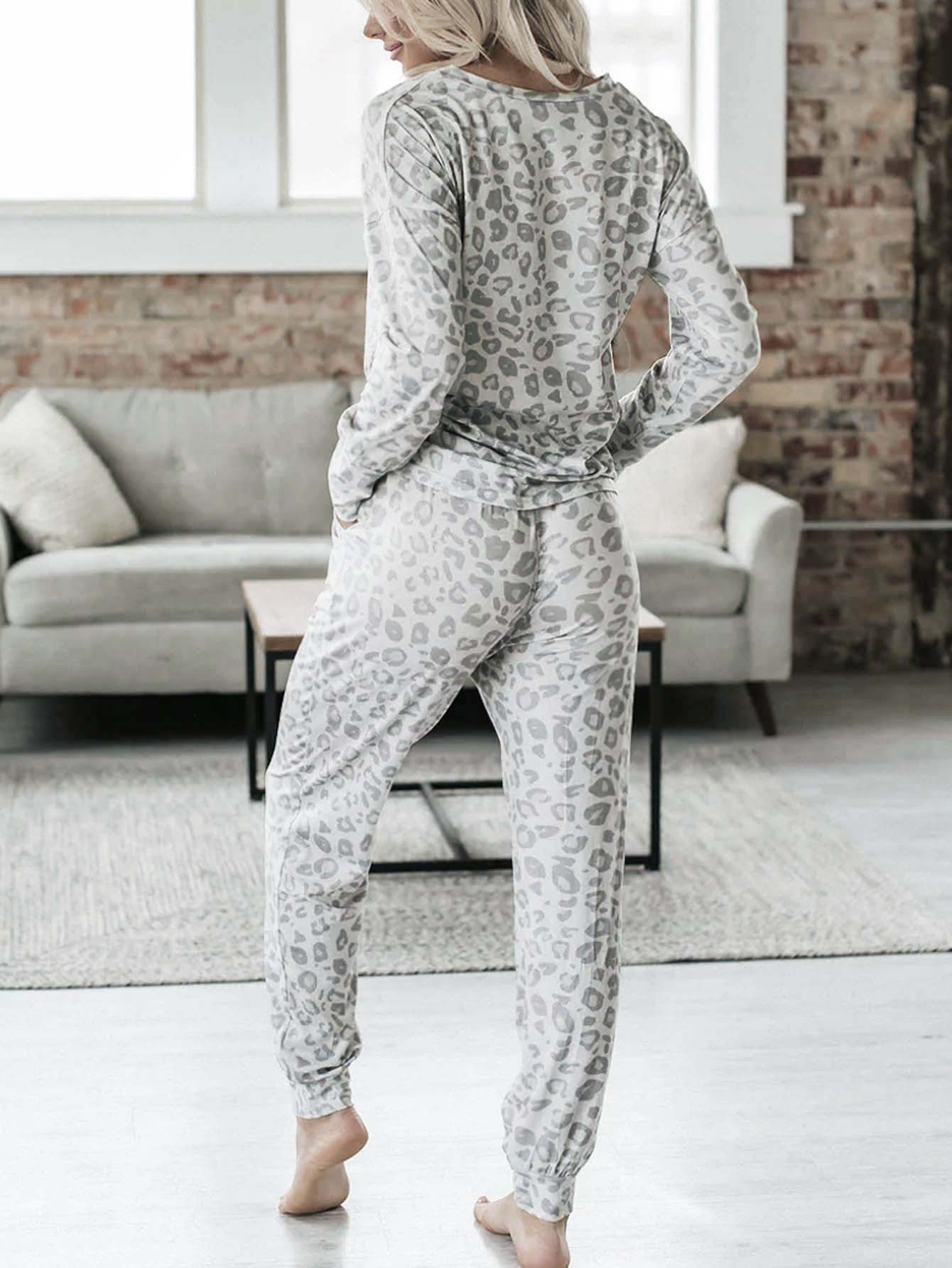 Novo outono e inverno com decote em V estampado top de manga comprida, calças compridas para uso doméstico, conjunto de pijama solto com estampa de leopardo.