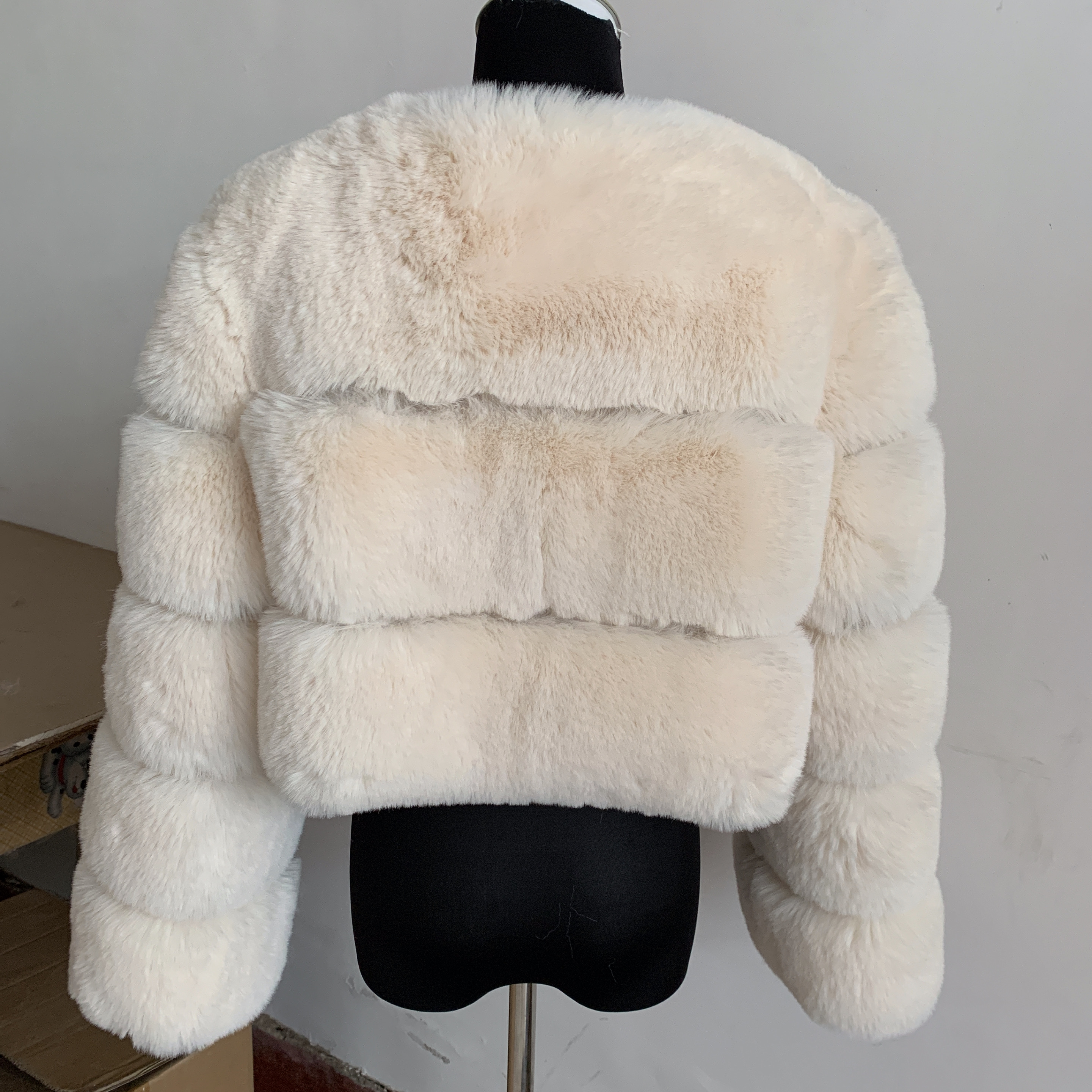 สตรีเสื้อขนสัตว์ faux เสื้อหนาสั้นแฟชั่นฤดูหนาว WARM faux FUR Coat Furry Coat Clearance มีผู้หญิงเสื้อขนสัตว์สังเคราะห์