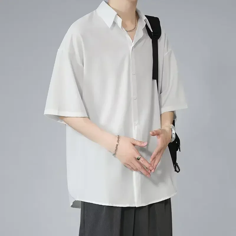Camicia a maniche corte in seta di ghiaccio da uomo Camicia nera alla moda stile coreano vestibilità ampia casual per maniche sottili estive casual
