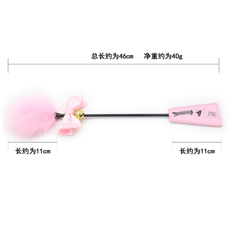 ไม้พายแส้ม้าทำจากหนัง PU ขนาด46ซม. ไม้พายขนนกสีชมพูกระดิ่งสีทองสำหรับตกแต่งเวที