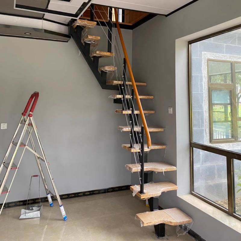Integrierte Treppe aus Stahl und Holz, Duplex-Loft, drehbarer gerader Balken, Innenschrägbalken, Duplex-Fach, Loft-Villa-Herstellung