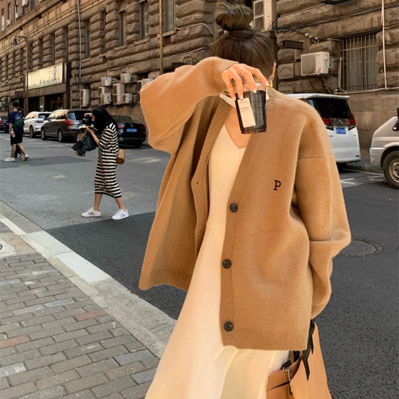 ルーズ長袖ニットカーディガン女性のスタイルレトロ怠惰なファッション秋冬新着 V ネックボタンディテール吸汗性