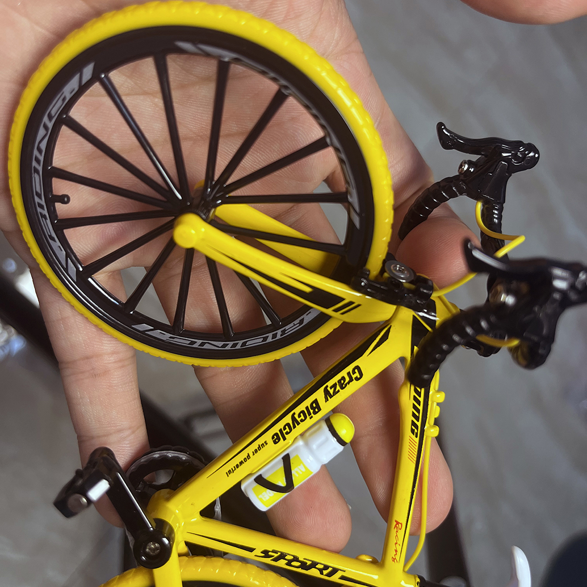 1:10 Mini modèle doigt alliage vélo moulé sous pression montagne tout-terrain vélo jaune vélo jouet courbure simulation Collection Mini jouets garçons