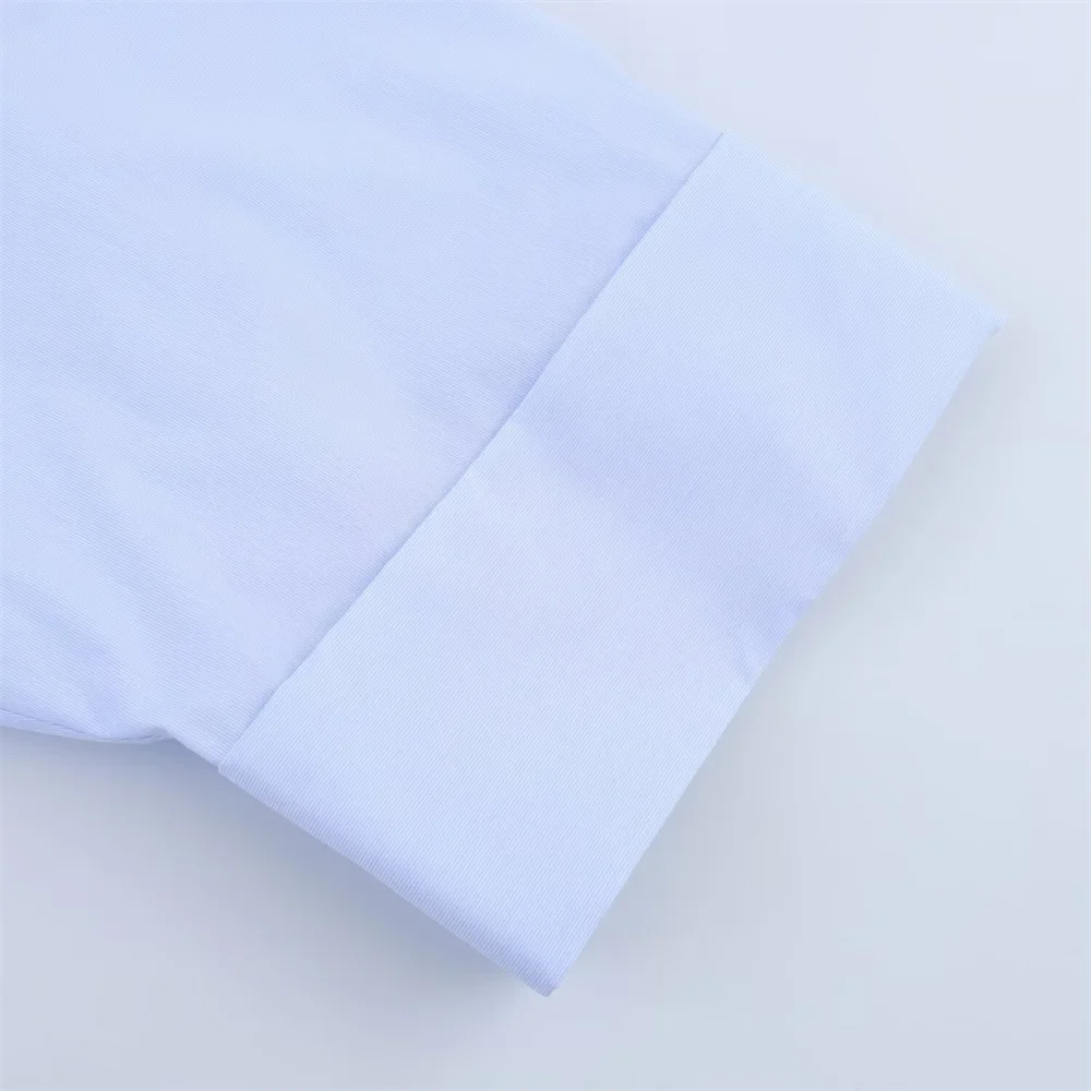 2025 Camisa feminina azul claro com botão grande – com mangas enroladas e decote em V para um visual casual e chique