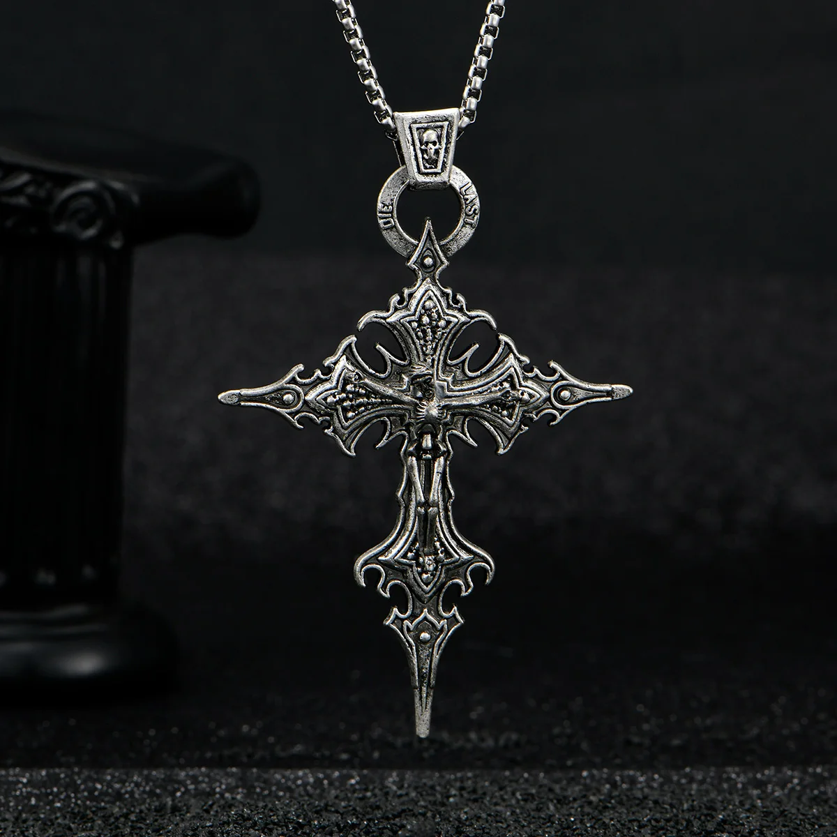 Um colar gótico retrô elegante e personalizado com pingente de cruz de caveira e colar de Halloween