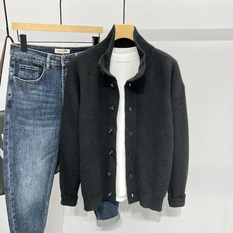 เสื้อสเวตเตอร์ถักสีเบจคาร์ดิแกนสีดำสำหรับผู้ชายเสื้อโปโลเรียบๆสีพื้น2024สไตล์เกาหลีย้อนยุคญี่ปุ่นฤดูใบไม้ร่วง