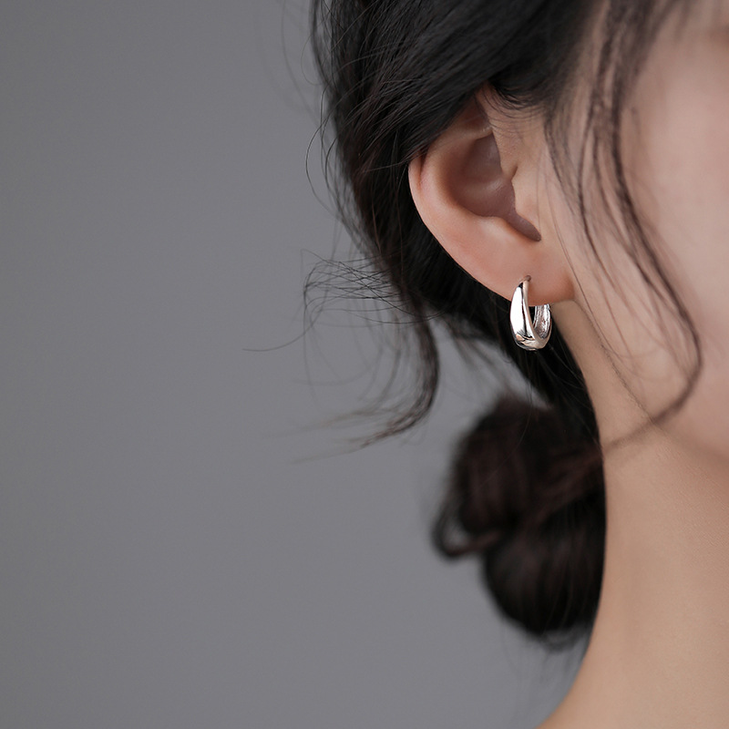 925 スターリングシルバーホット販売韓国の幾何学的なフープイヤリングシンプルな気質絶妙なホット女性セクシーなジュエリーギフト