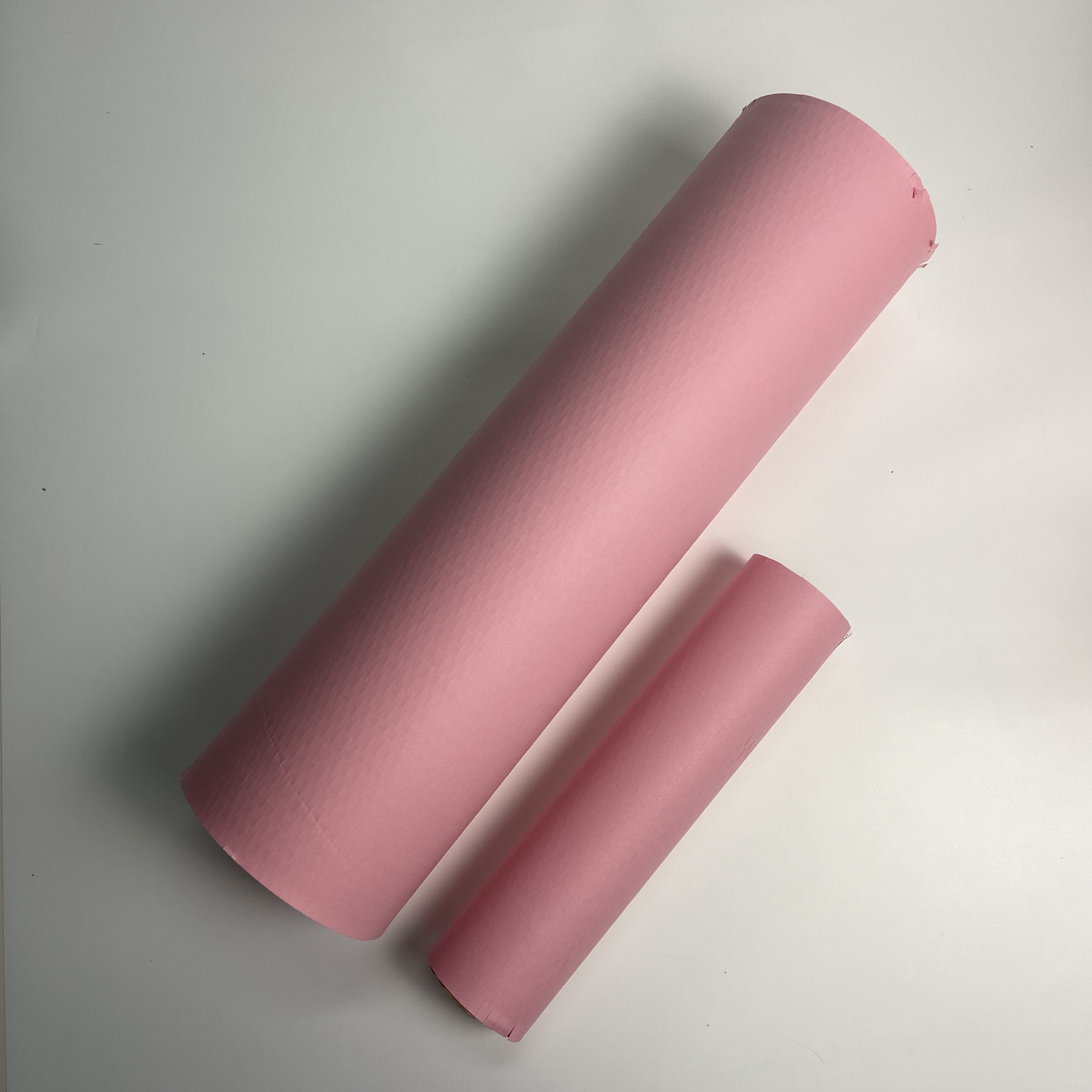 Rolo de amortecimento em formato de favo de mel, papel de embalagem rosa, embalagem perfurada, rolo de embrulho de almofada reciclada, ecológico, envoltório verde em movimento