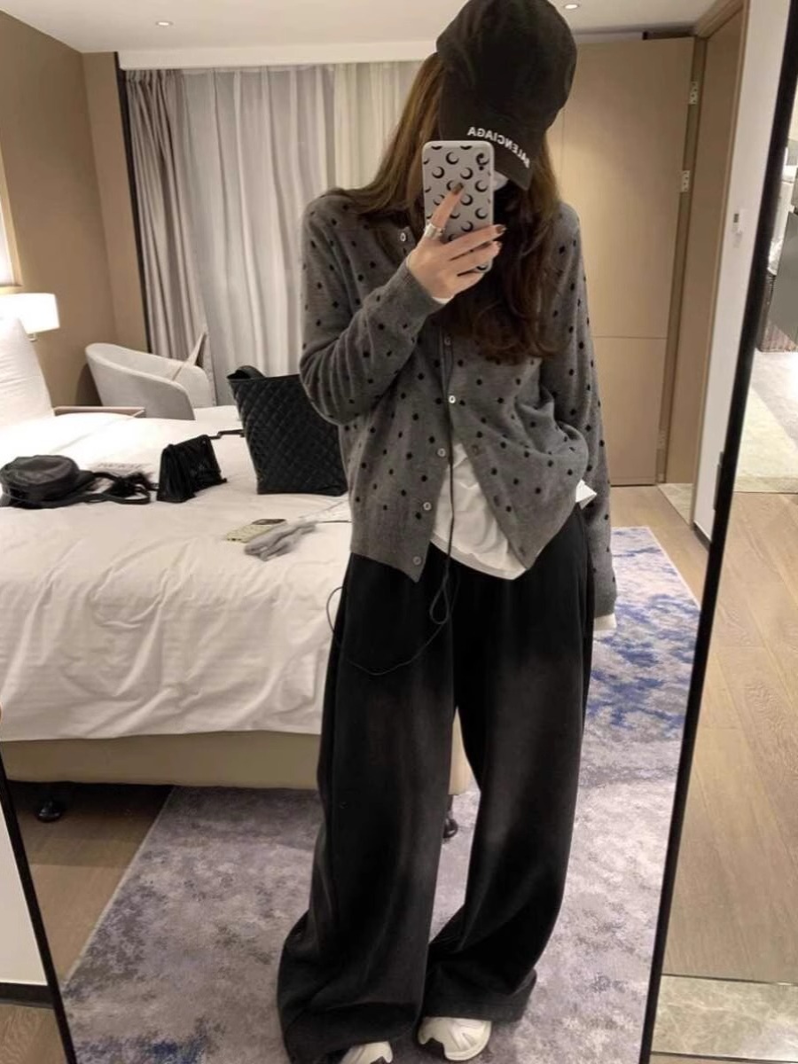 韓国グレー水玉ニットカーディガン女性の秋 2024 新しいレイヤードデザイン痩身長袖トップ通勤スタイル