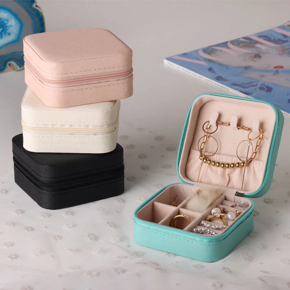 Mini scatola portaoggetti per gioielli Custodia portatile per orecchini da viaggio per la casa Custodia per collana per donna Organizzatore per anelli Vetrina in pelle PU