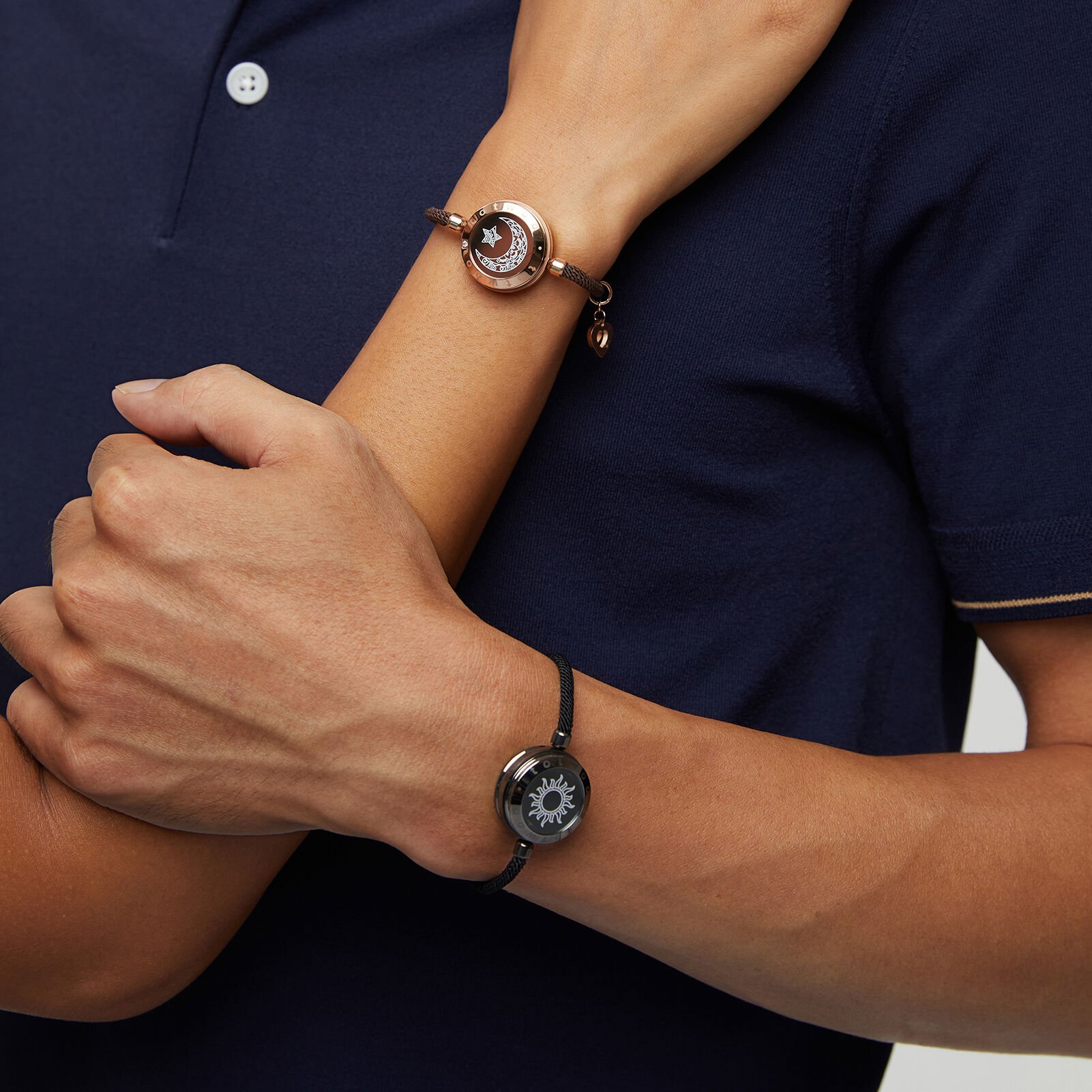 Totwoo Pulseras táctiles de larga distancia con luz y vibración para parejas, regalos de relación de larga distancia, pulsera inteligente de amor con sol y luna