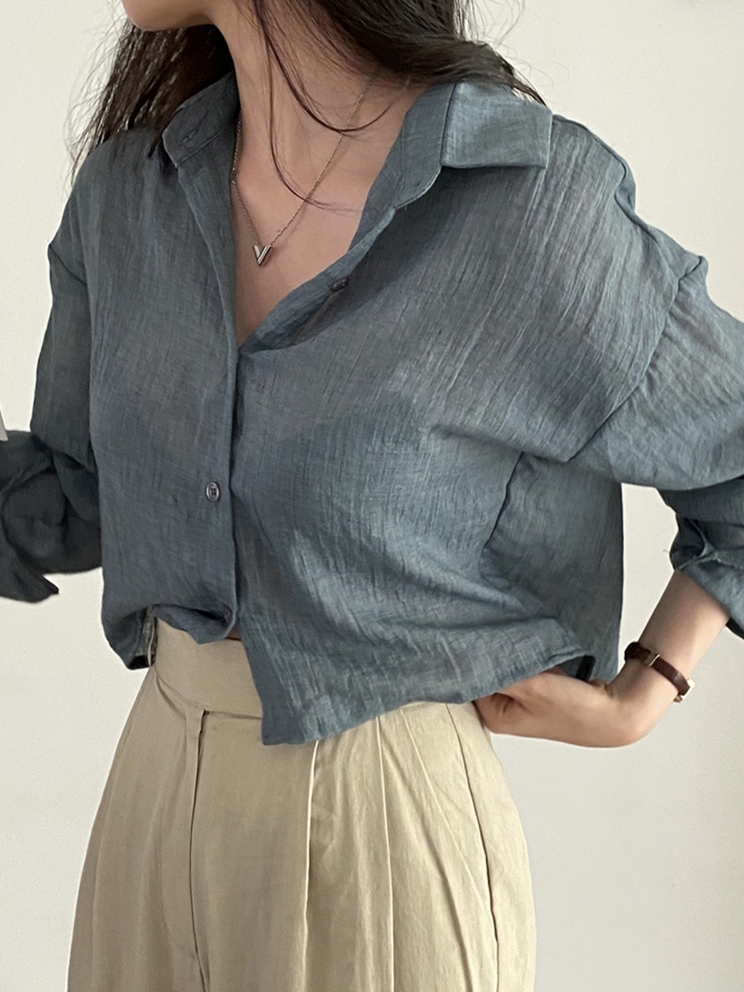 Csa Fena Vintage Chique de Manga Longa com Caimento Solto, Gola Psada, Proteção Solar, Corte Reto, Cor Pura e Botões