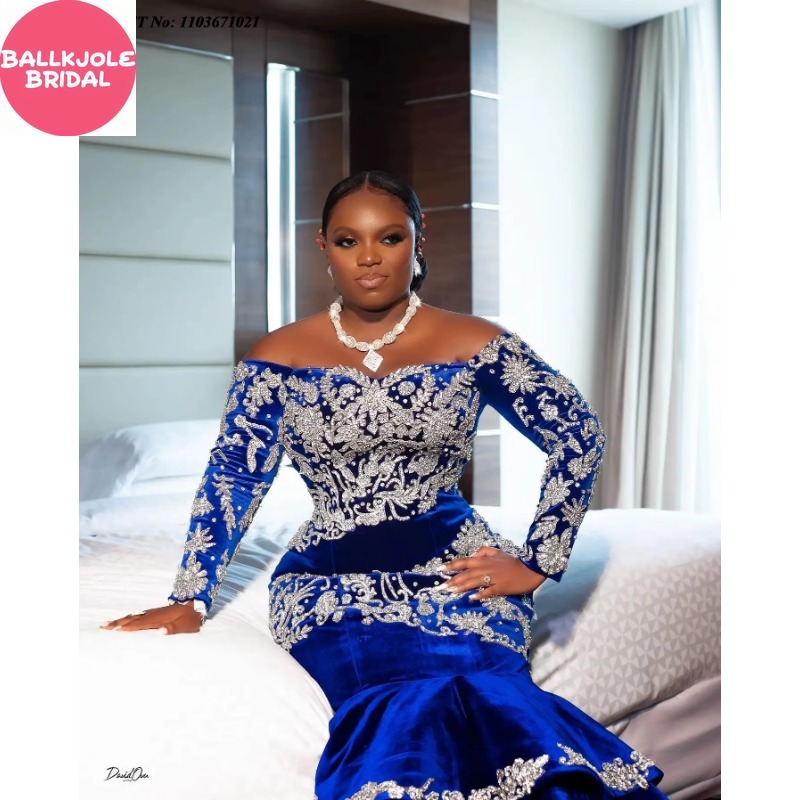 Maßgeschneidertes königsblaues Meerjungfrau-Abschlussballkleid mit langen Ärmeln aus Samt, abgestuftes Aso Ebi-formales Kleid, afrikanisches traditionelles Hochzeitskleid