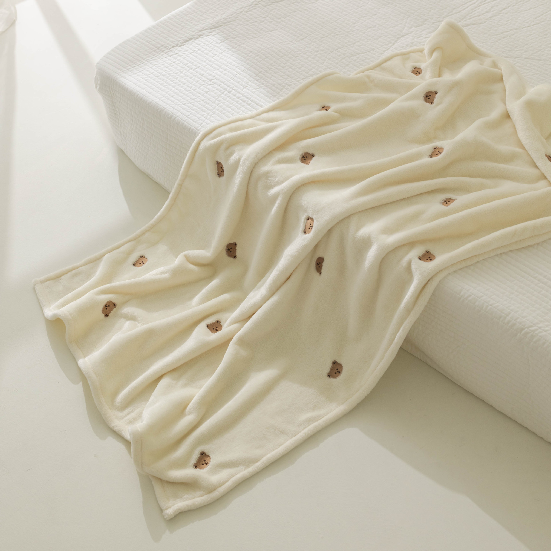 Coperta per neonati in pile Neonato Autunno Inverno Coperte per fasce Morbida e calda Copertura per passeggino Biancheria da letto Orso Ricamo Accessori per neonati