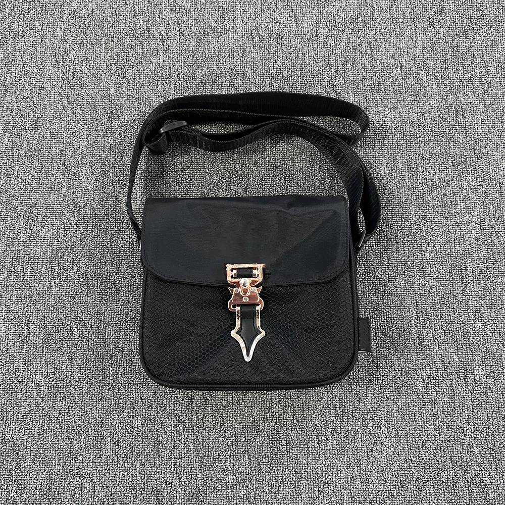 Schwarze Umhängetasche T-9 mit Roségold-Aufdruck – trendiges, lässiges, ultraleichtes Alltagsaccessoire in Schwarz