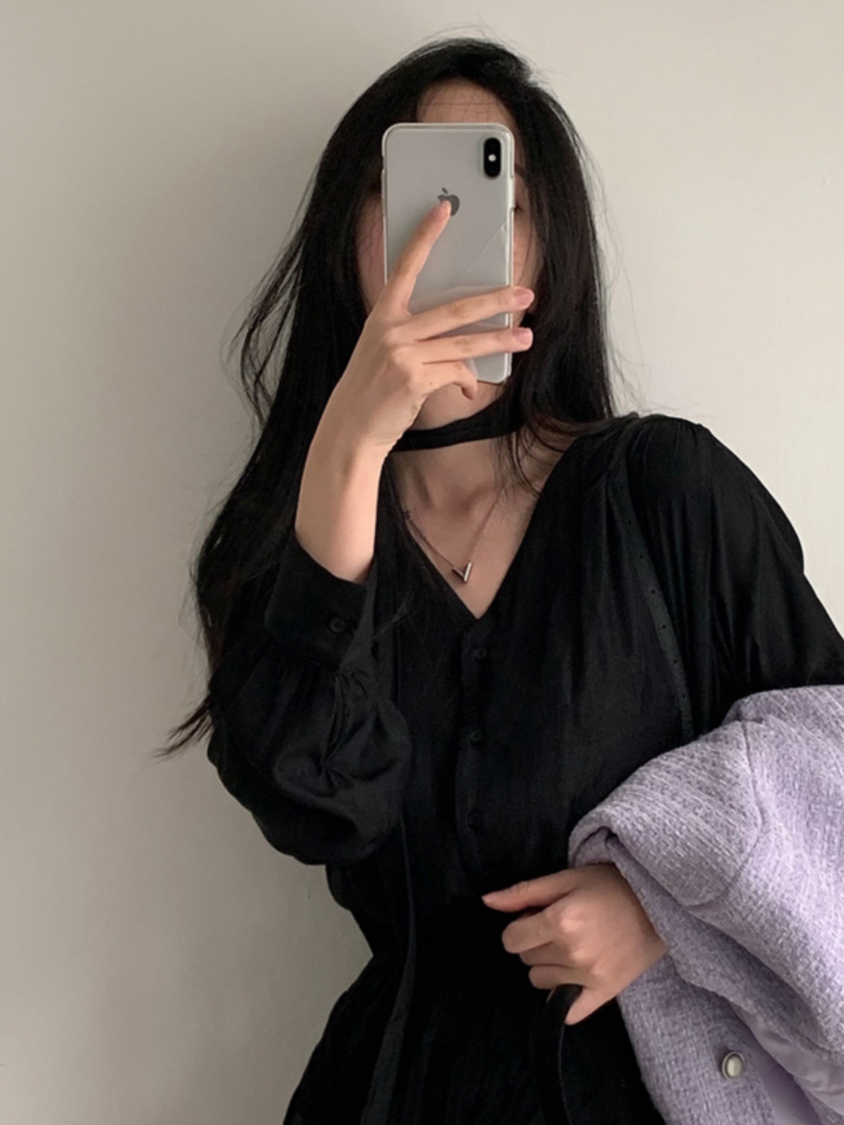 シックな V ネック長袖シャツ女性のシングルボタン蝶ネクタイバブルスリーブデザインブラックトップ韓国スタイル通勤ピュアカラー