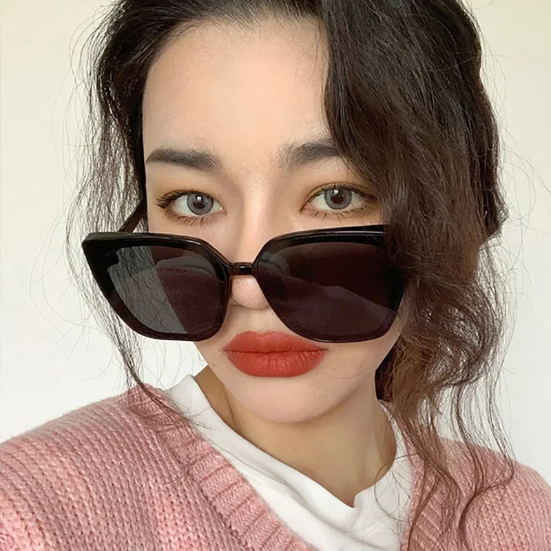 Kacamata hitam modis klasik dengan bingkai persegi besar untuk wanita Retro baru jaring merah dengan kacamata hitam yang sama