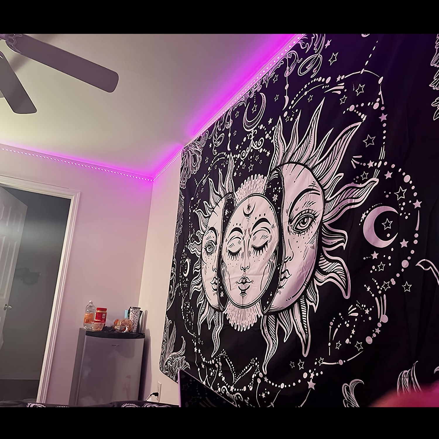 Un grande arazzo di fiori e piante di Mandala Fantasy decorato con gli occhi e un panno di sfondo che brucia al sole decorazione della casa