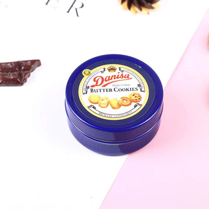 1 ชิ้น 1/12 Dollhouse Miniature ภาษาสวีดิชคําคุกกี้กล่องดีบุกสีฟ้าชุดอุปกรณ์ครัวสําหรับตุ๊กตา House Decor ของเล่นเด็กของขวัญ