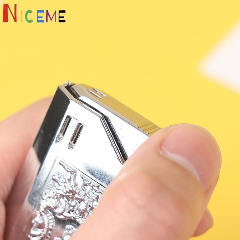 Bromas prácticas para bromas, briquetas de descarga eléctrica con truco de luces LED