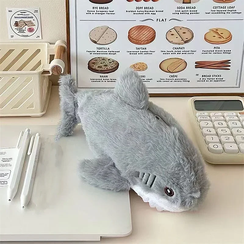 Estuche para lápices de tiburón de peluche, papelería para estudiantes, suministros escolares, muñeca Kawaii, bolsa de almacenamiento para la vuelta a la escuela, bolsa para bolígrafos, papelería, 1 ud.