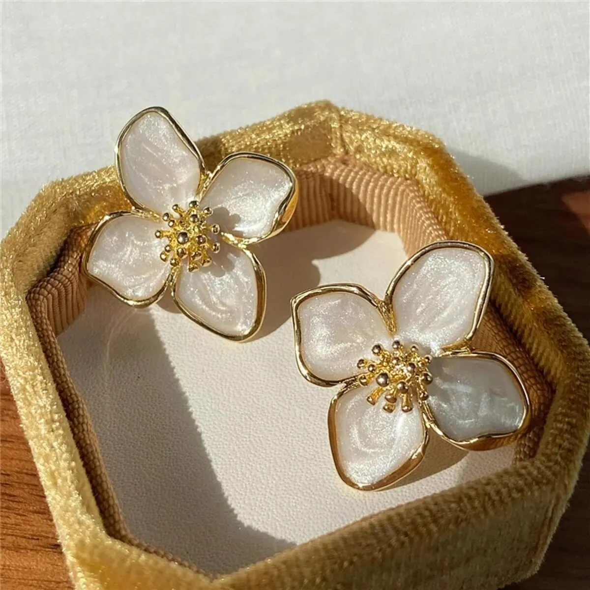 Orecchini a bottone in resina epossidica verde a forma di fiore in metallo color oro per le donne Orecchini carini per ragazza in smalto color latte Ins Gioielli di moda