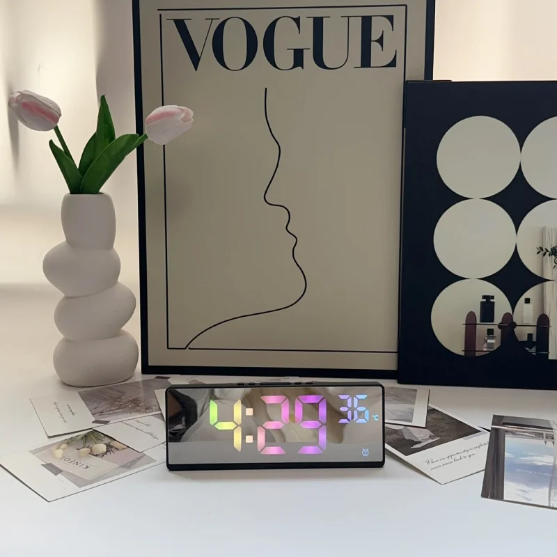 ​ ​ Sveglia digitale con controllo vocale con display della temperatura - Doppio allarme, snooze, luce notturna, 12/24 ore ​
