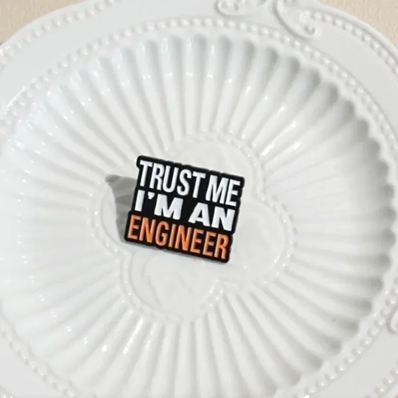 Letras criativas TRUSTMEI'MAMENGINEER Broche Pintura Artesanato Inglês Frase Curta Liga Pin Crachá Roupas Bolsa Acessórios