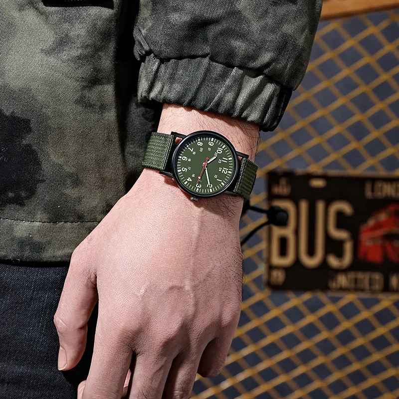 Relojes de diseño de lujo para hombre, reloj ganador luminoso de aleación de cuerda a mano para hombre, reloj de pulsera compacto exquisito, relojes masculinos