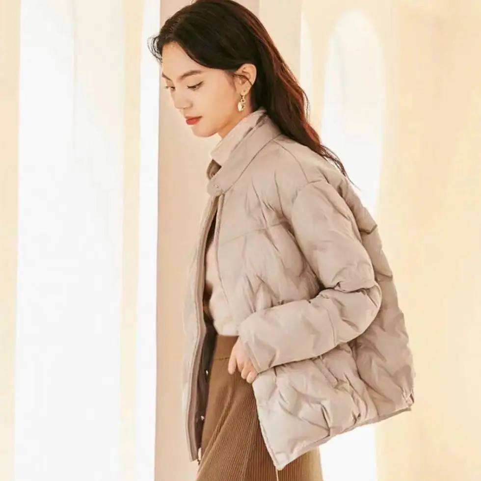 สั้นและแฟชั่นลงเสื้อแจ็คเก็ตผู้หญิงฤดูใบไม้ร่วงและฤดูหนาว Stand Up COLLAR น้ําหนักเบาและหลวมเป็ดลงเสื้อแจ็คเก็ตผู้หญิง
