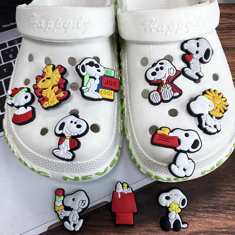 MINISO Snoopy Ciondoli per scarpe Zoccoli fai da te Sandali Decorazioni per scarpe Accessori Fibbia in PVC per bambini Regali di compleanno di Natale