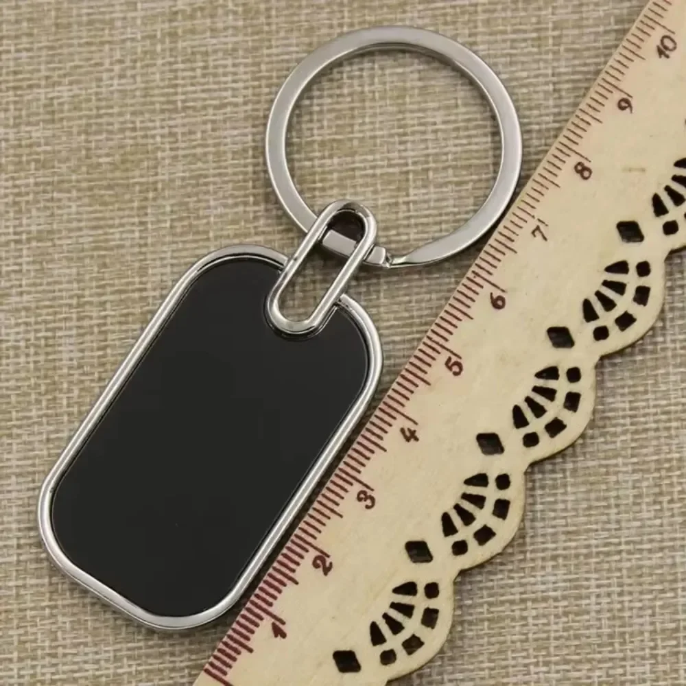 แกะสลักที่กําหนดเองชื่อโลโก้พวงกุญแจโลหะส่วนบุคคลพวงกุญแจ Key CHAIN แผ่นเลเซอร์เครื่องหมายกระจกสีดําของขวัญส่งเสริมการขาย