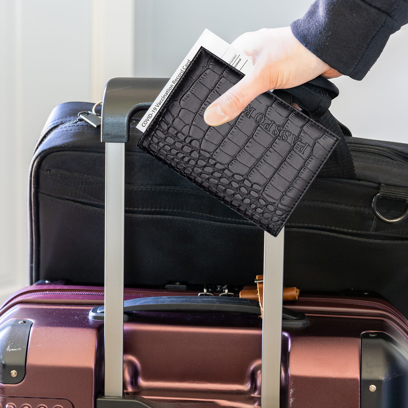 Porta-passaporte de viagem de couro PU de crocodilo, capa de passaporte minimalista para mulheres e homens, acessórios de carteira de viagem fina