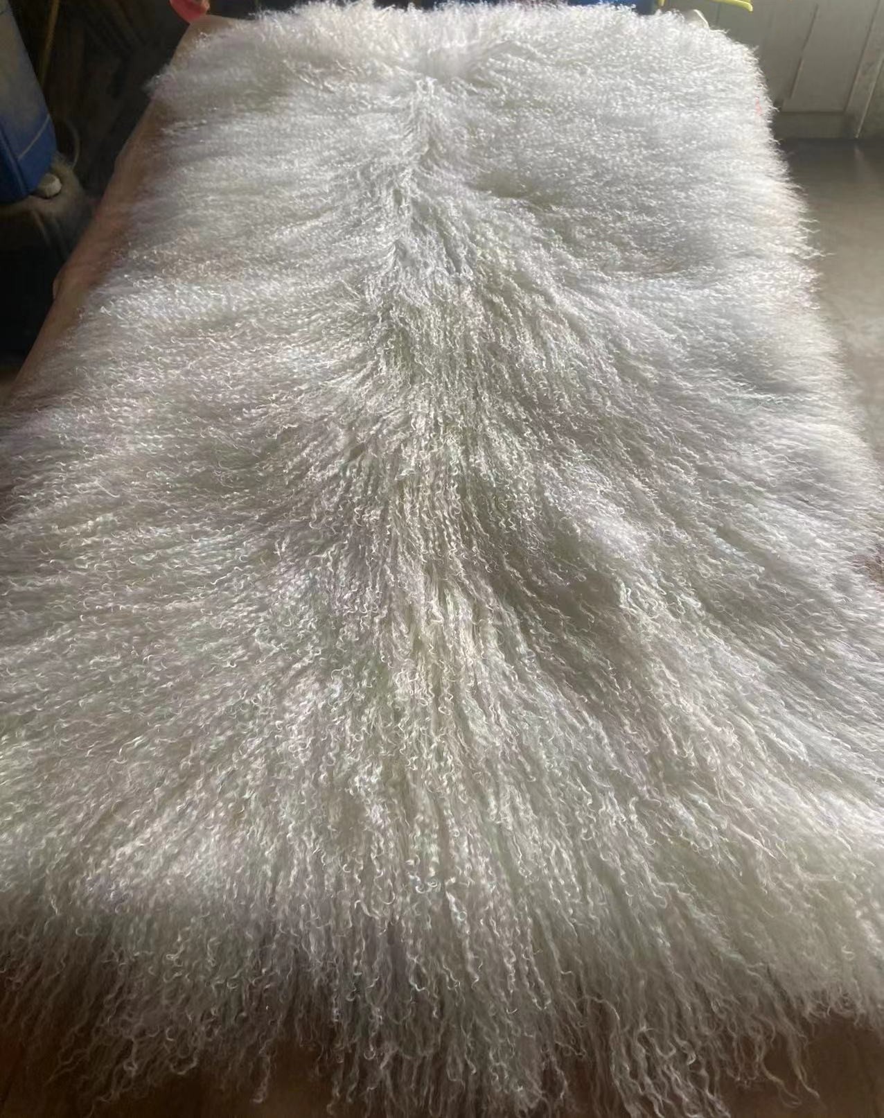 Atacado tibete encaracolado placa de pele de ovelha cabelo longo placa de pele de cordeiro mongol para vestuário cobertores perucas