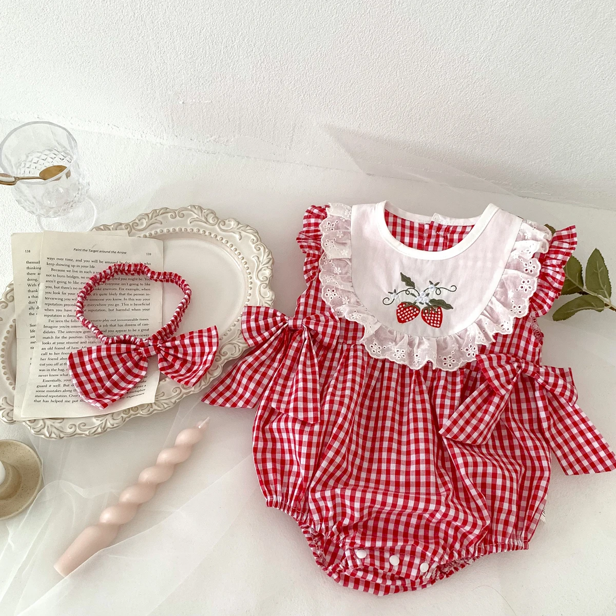 Letnie śpioszki dla dziewczynek + opaska na głowę noworodek w czerwoną kratę haft w truskawki letnie ubrania typu Onesies swobodny i wszechstronny styl