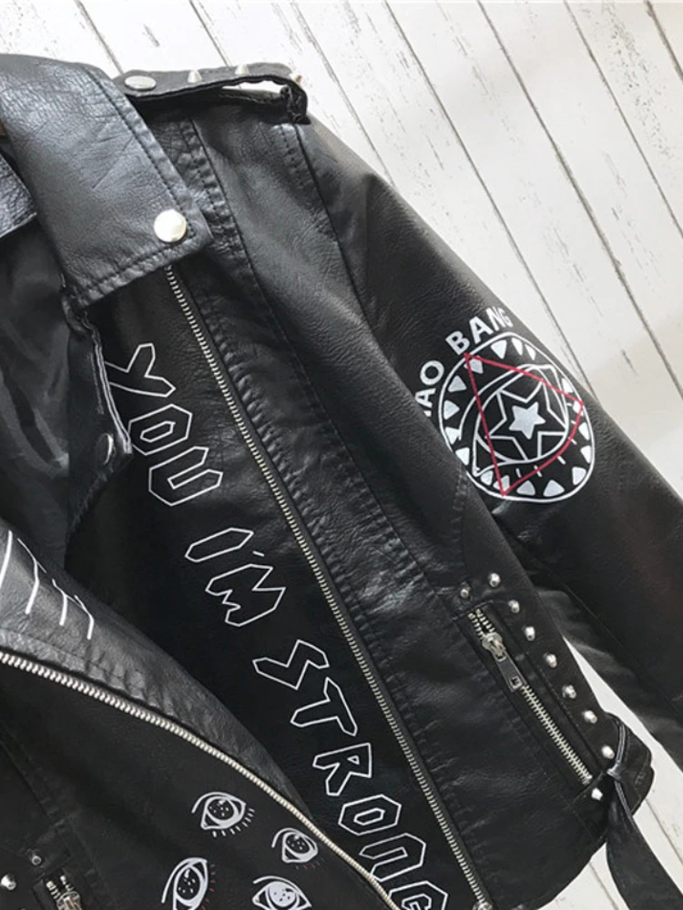 ผู้หญิงรถจักรยานยนต์เสื้อหนังFauxฤดูใบไม้ผลิStreetwear Graffitiพิมพ์BikerหนังสุภาพสตรีสีดําLapel Zipper Outwear