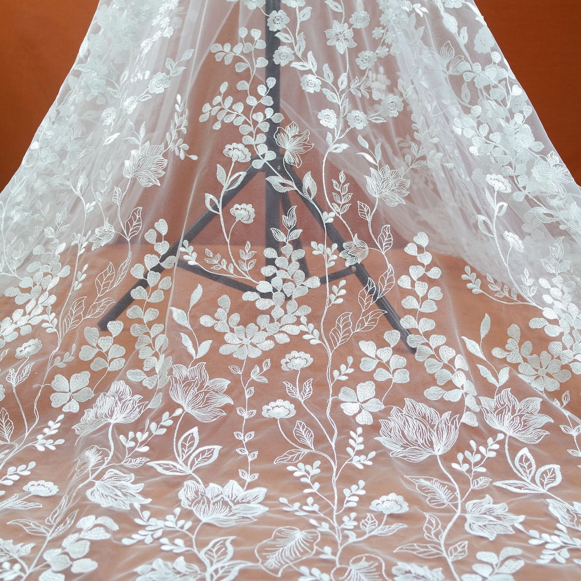 Eleganter modischer Brautkleid-Spitzenstoff, 130 cm breit, Hochzeitskleid-Stoff, Pailletten-Spitze, der per Yard verkauft wird