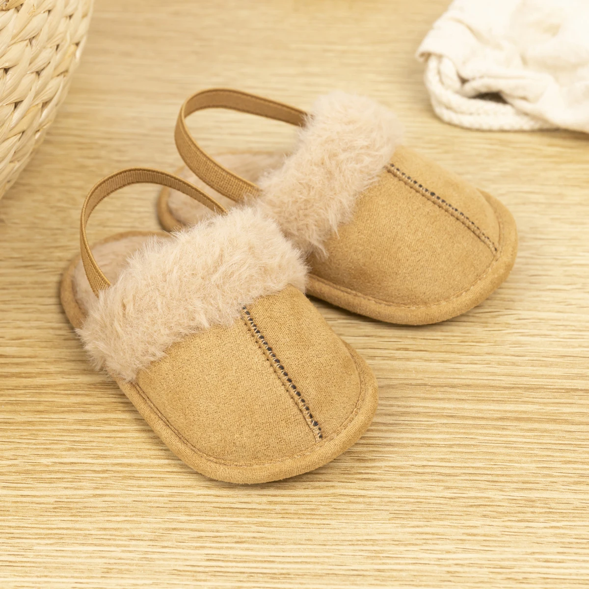 Sandalias de invierno para bebés, zapatos informales elásticos de felpa, suelas suaves de algodón, cómodos para interiores