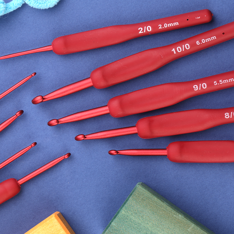 Fenrry 9PCS Gancho de ganchillo rojo Mango ergonómico para manos artríticas Agujas de tejer extralargas para principiantes y hilo de ganchillo