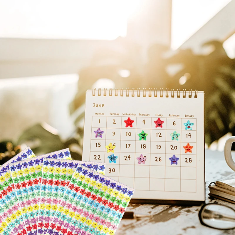 Autocollants petites étoiles en feuille de paillettes, 1500 pièces, 15 modèles d'autocollants visage heureux, adaptés à l'artisanat de bricolage et aux prix de récompense pour étudiants