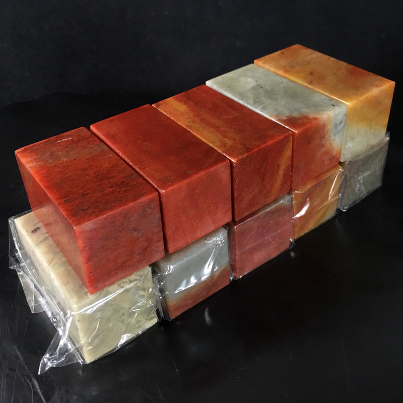 彫刻された空のシールストーン、熱帯の肩にある自然な伝統的な中国のスタンプ、緑の石の装飾材料2.5*2.5cm