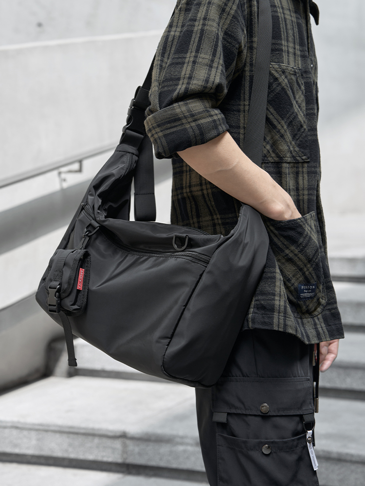カジュアル大容量メンズクロスボディバッグシンプルなデザインのシングルショルダーバックパック通勤用耐久性のあるオックスフォード布素材