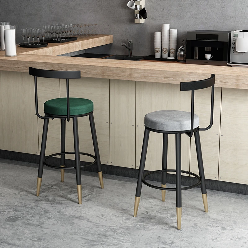 Silla de Bar moderna y ligera de lujo, taburetes de hierro con base alta para mostrador, asiento cómodo con respaldo, escena versátil, muebles para el hogar